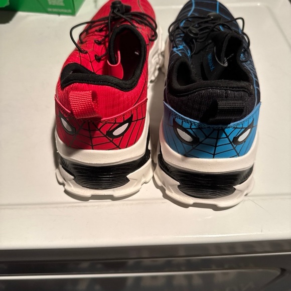 Black and Red Geometric Pattern Sneakers - Picture 3 of 11